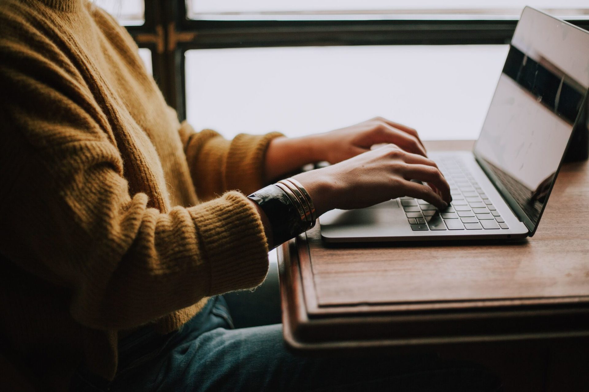 girl at computer voluntary benefits