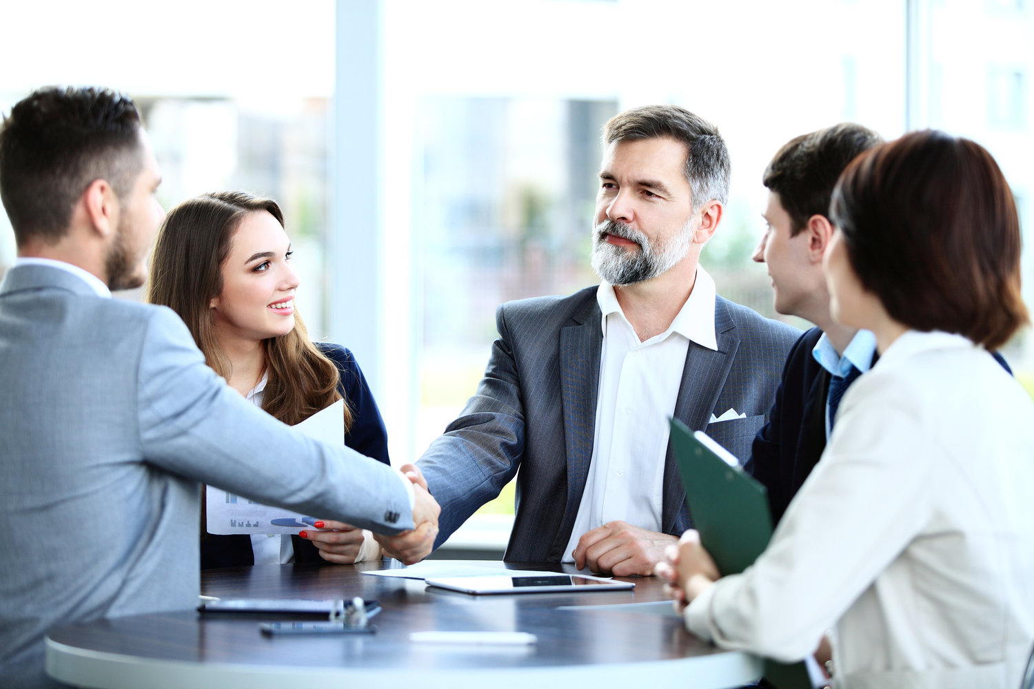 Younger/older workers discussing multigenerational benefits